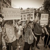 2013-7-19 於北區政府合署外有關新界東北發展計劃的示威請願， 有反對計劃的亦有支持計劃的，圖為支持發展計劃的一方