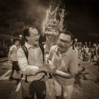 2016-9-15 坪輋中秋火龍主禮嘉賓, 打鼓嶺鄉事委員會主席陳祟輝與成功連任的立法會議員張超雄。陳主席歡迎張議員到訪的同時亦打趣說：坪輋很和平的，這裏是沒有官商鄉黑的。